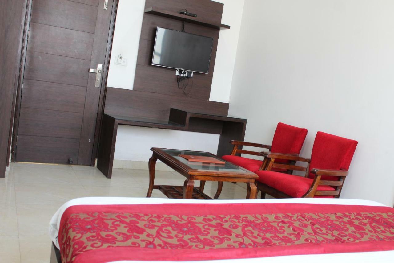 Hotel Lav Kush Deluxe " 3 Min Walking From New Delhi Railway Station " Nova Deli Exterior foto