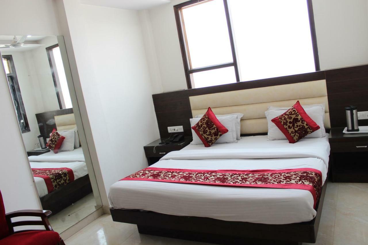 Hotel Lav Kush Deluxe " 3 Min Walking From New Delhi Railway Station " Nova Deli Exterior foto