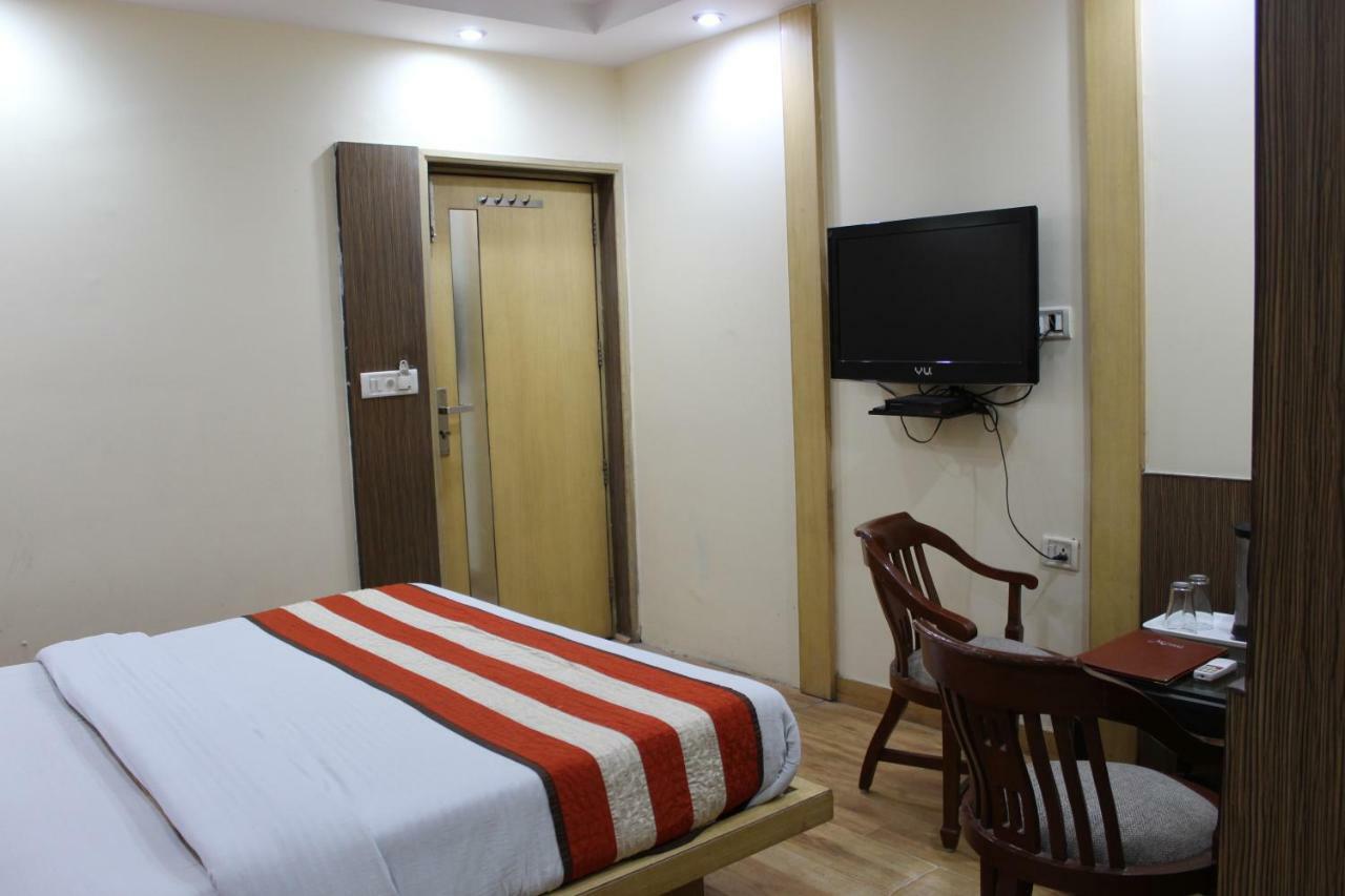 Hotel Lav Kush Deluxe " 3 Min Walking From New Delhi Railway Station " Nova Deli Exterior foto