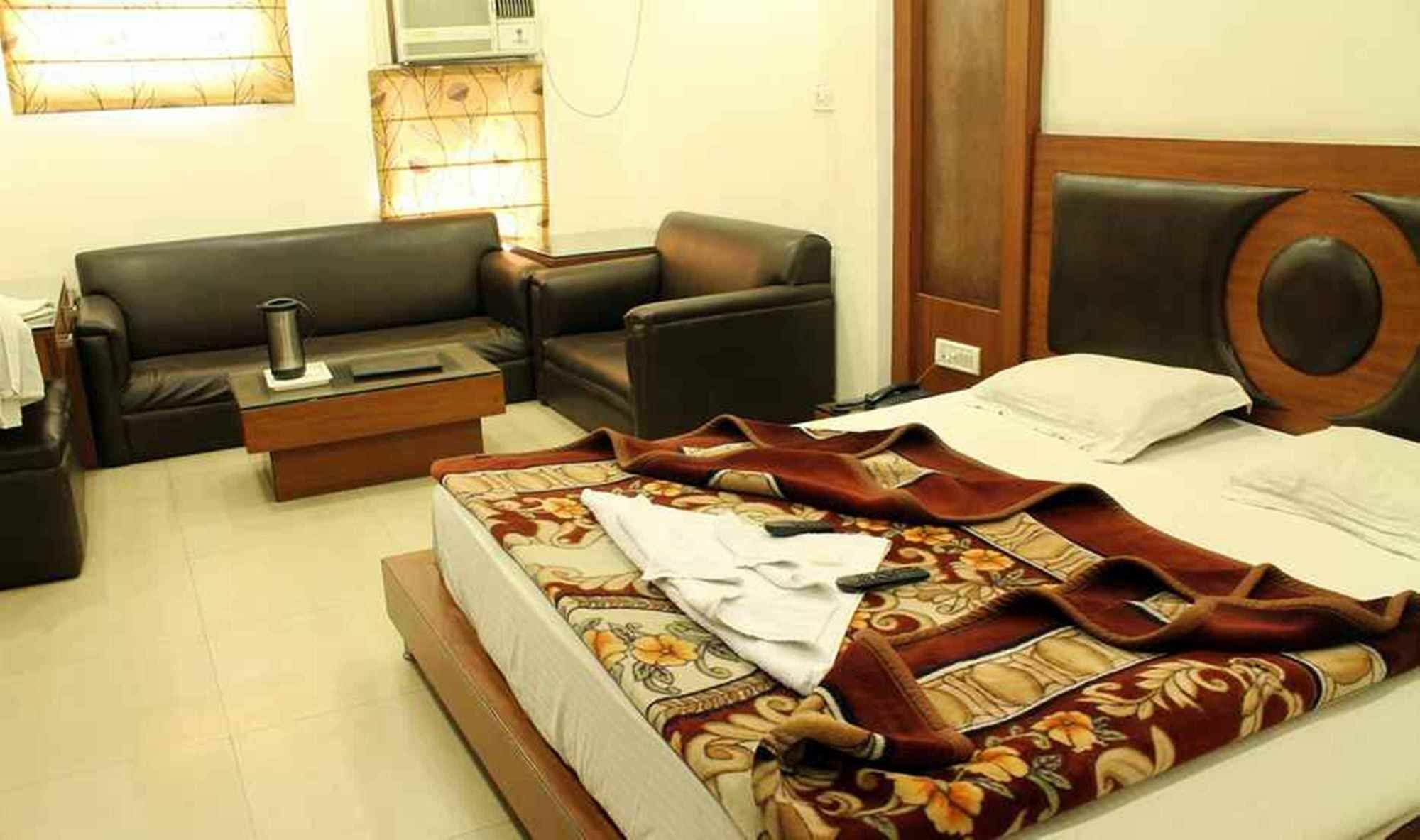 Hotel Lav Kush Deluxe " 3 Min Walking From New Delhi Railway Station " Nova Deli Exterior foto