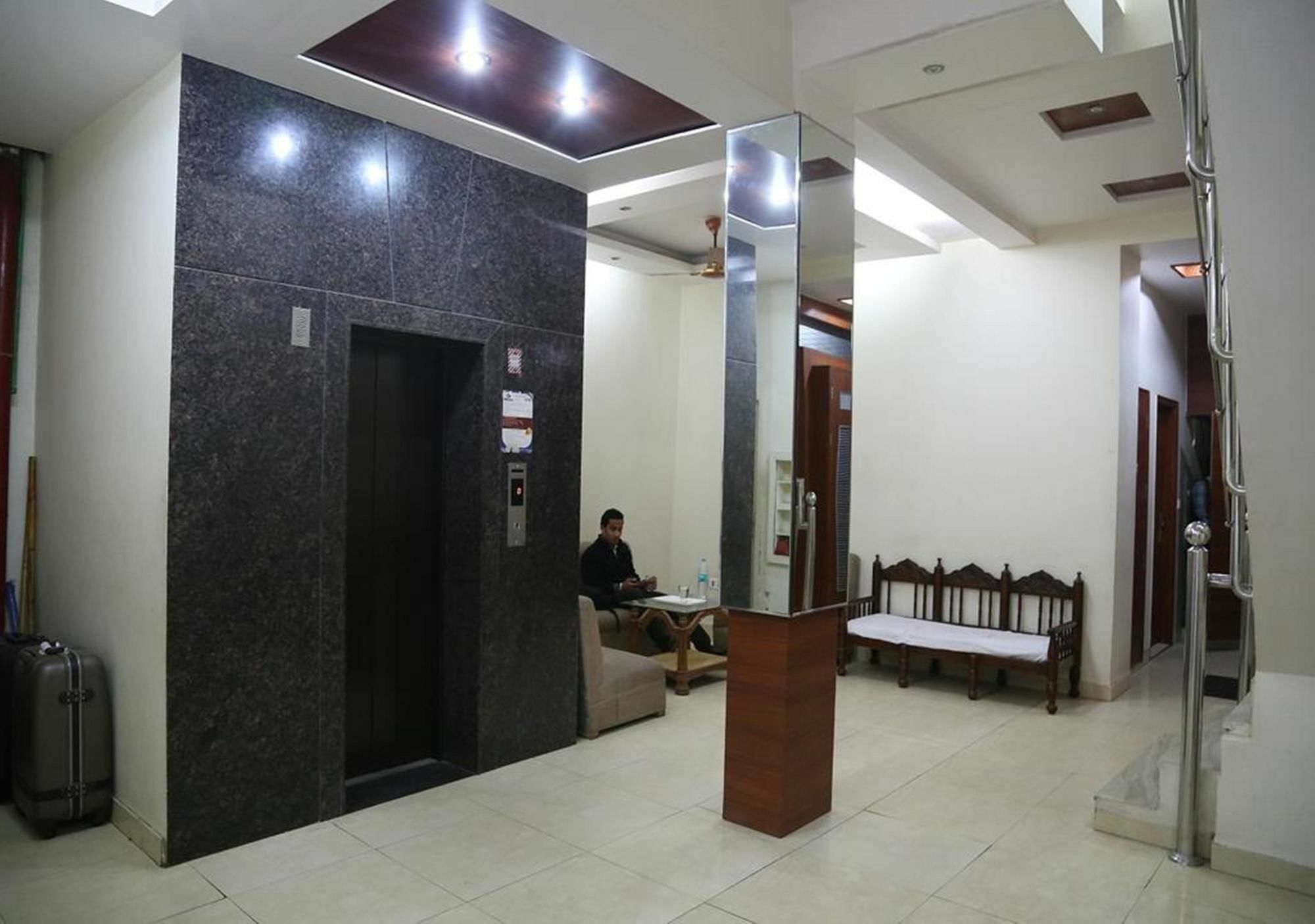 Hotel Lav Kush Deluxe " 3 Min Walking From New Delhi Railway Station " Nova Deli Exterior foto