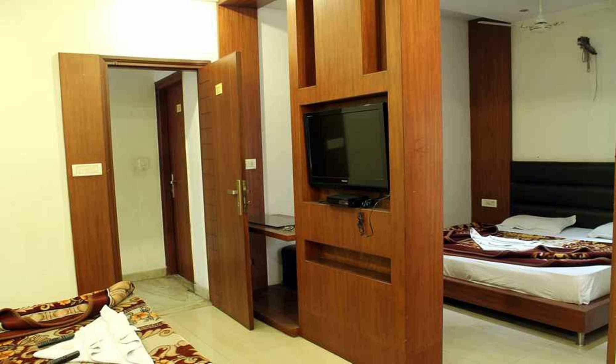 Hotel Lav Kush Deluxe " 3 Min Walking From New Delhi Railway Station " Nova Deli Exterior foto